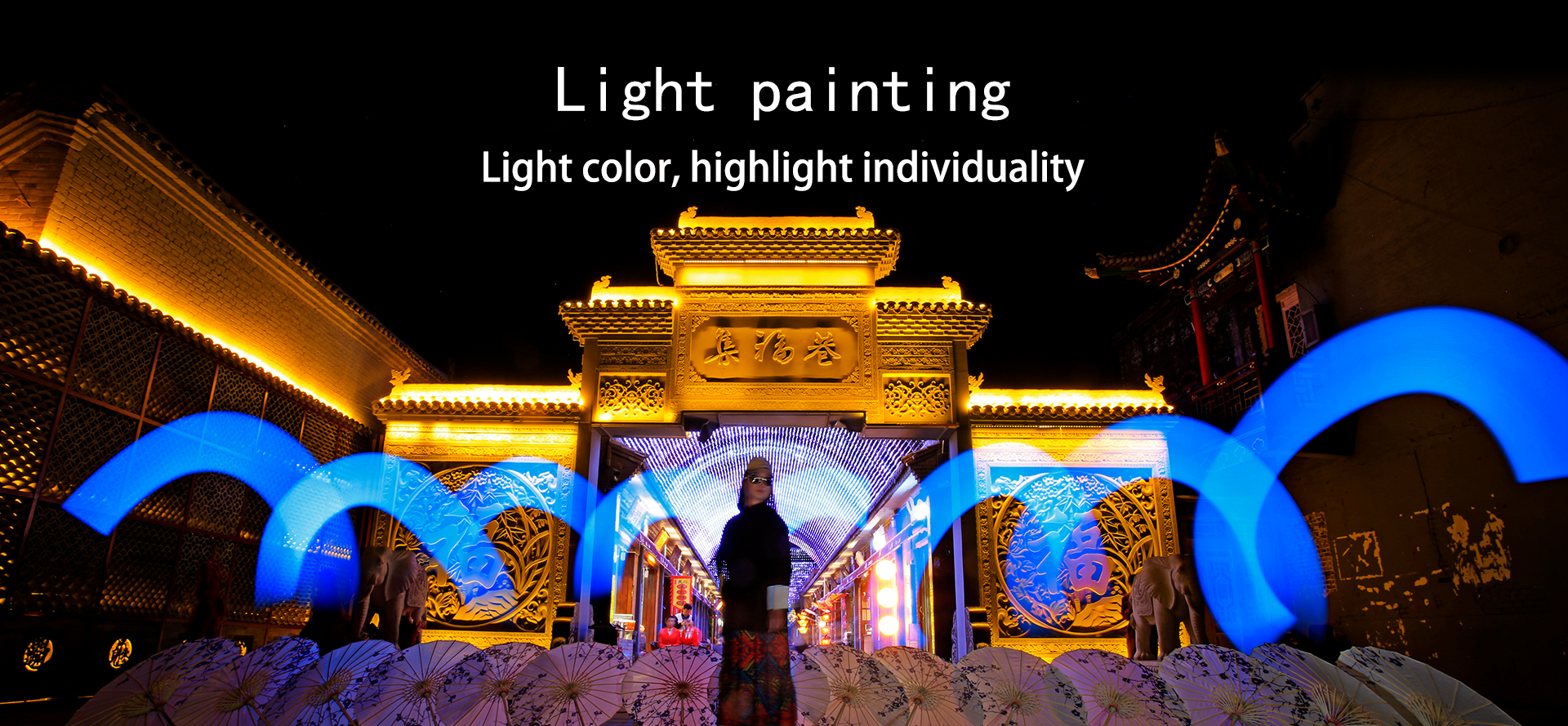 LUXCEO Mood 1 RGB LED Atmosphere light creates a light painting effect.
